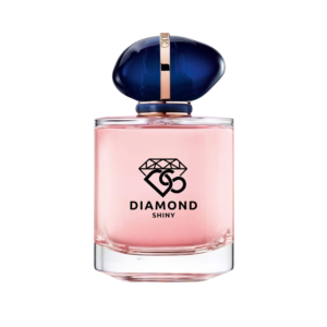 عطر ماي واي جورجيو أرماني من دياموند شاين هو دعوة لاكتشاف الذات والانطلاق في رحلة مليئة بالتجارب الراقية. عطر أنثوي أنيق يجسد روح المرأة العصرية الجريئة التي تصنع طريقها الخاص بثقة وأناقة. يفتتح العطر بنفحات مشرقة ومنعشة من زهر البرتقال والبرغموت، لتمنحك إحساسًا فوريًا بالحيوية والانتعاش. وفي القلب، تتفتح لمسة أنثوية راقية من زهرة التوبروز والياسمين الهندي، تعكس نعومة آسرة وسحرًا لا يُقاوم. أما القاعدة، فتستقر على مزيج دافئ وعميق من الفانيليا وخشب الأرز والمسك الأبيض، لتترك أثرًا جذابًا يدوم طويلًا ويعبّر عن شخصية متفردة. My Way Eau de Parfum هو الخيار المثالي للمرأة التي تبحث عن عطر يعكس أناقتها، استقلاليتها، وحبها لاكتشاف العالم، مناسب للاستخدام اليومي والمناسبات الخاصة على حد سواء.